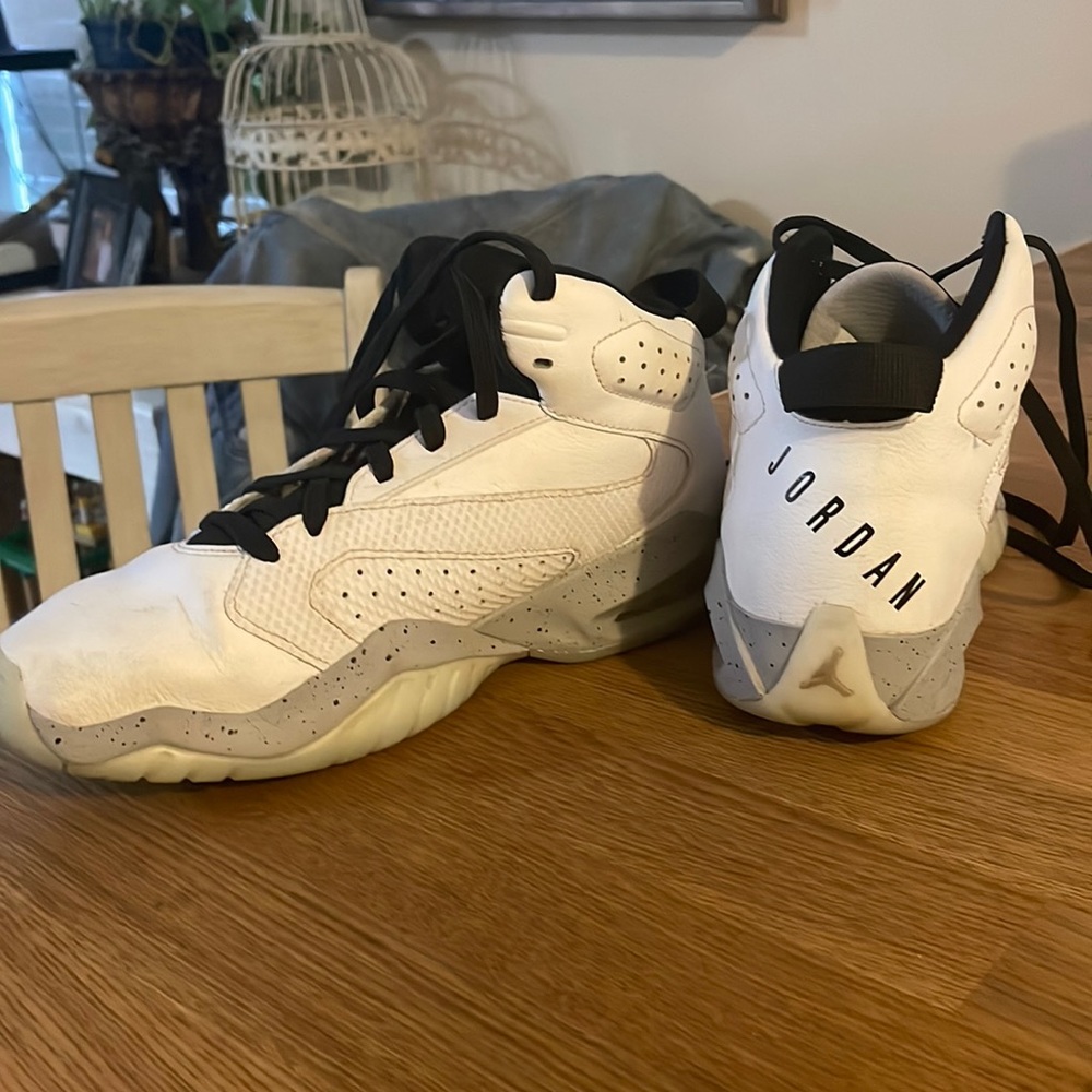 Size 8 in men’s Almost never worn Jordan’s!!